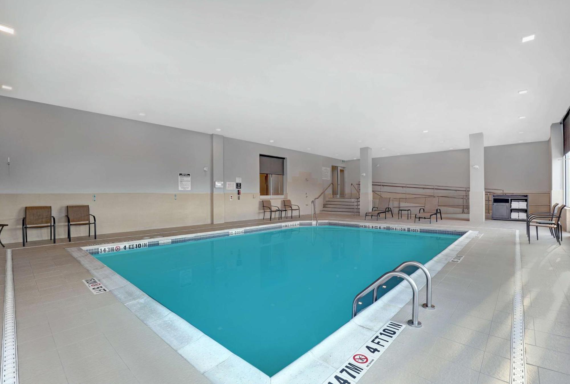 Hampton Inn & Suites ベルビル エクステリア 写真