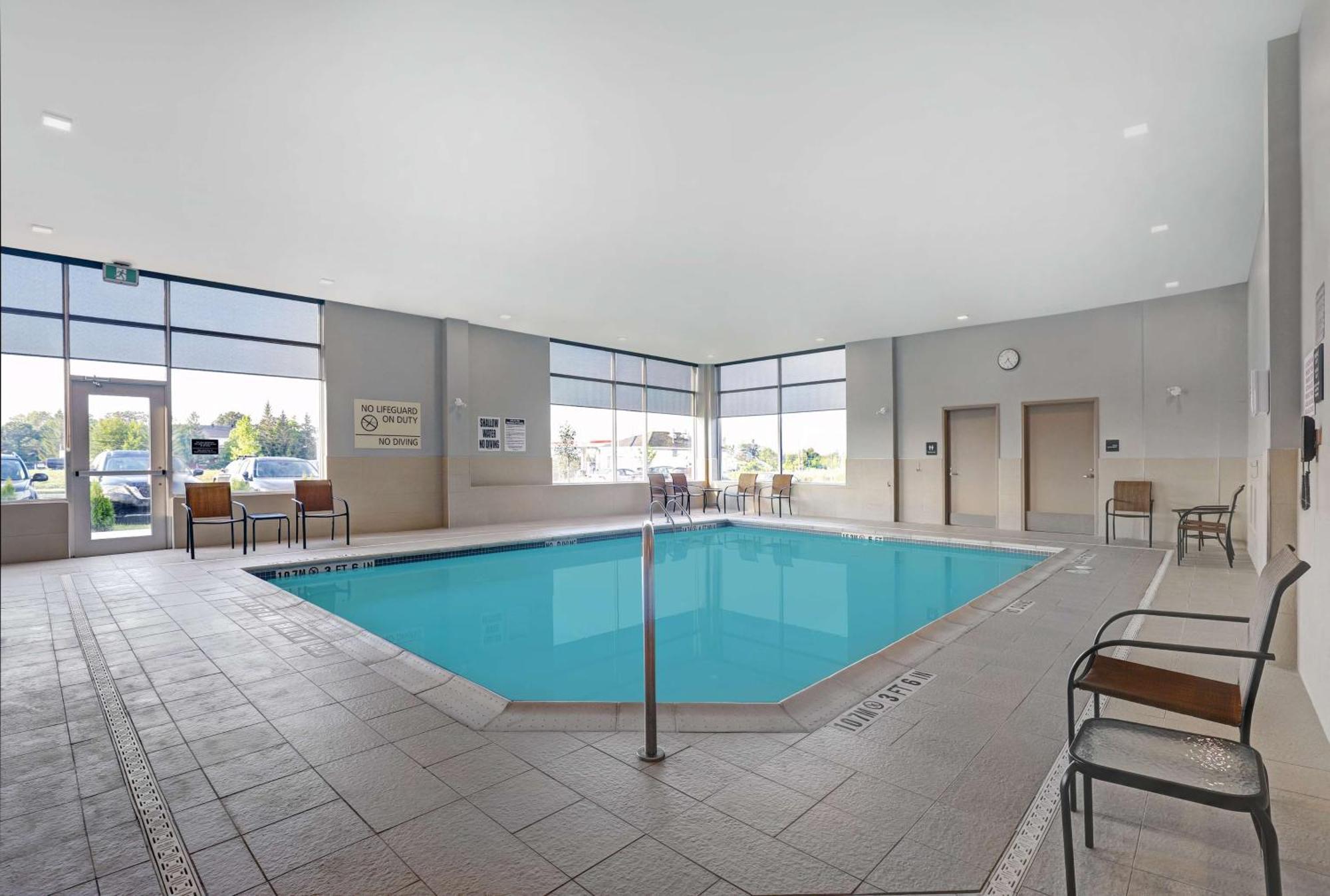Hampton Inn & Suites ベルビル エクステリア 写真